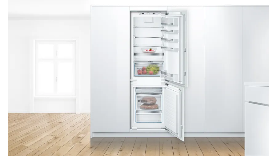 Series 6 built-in fridge-freezer with freezer at bottom 177.2 x 55.8 cm flat hinge