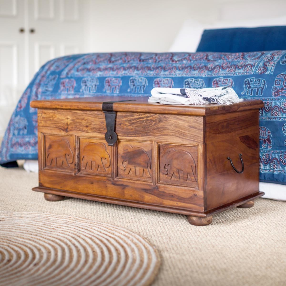 Immaculate Coffee Table Trunk